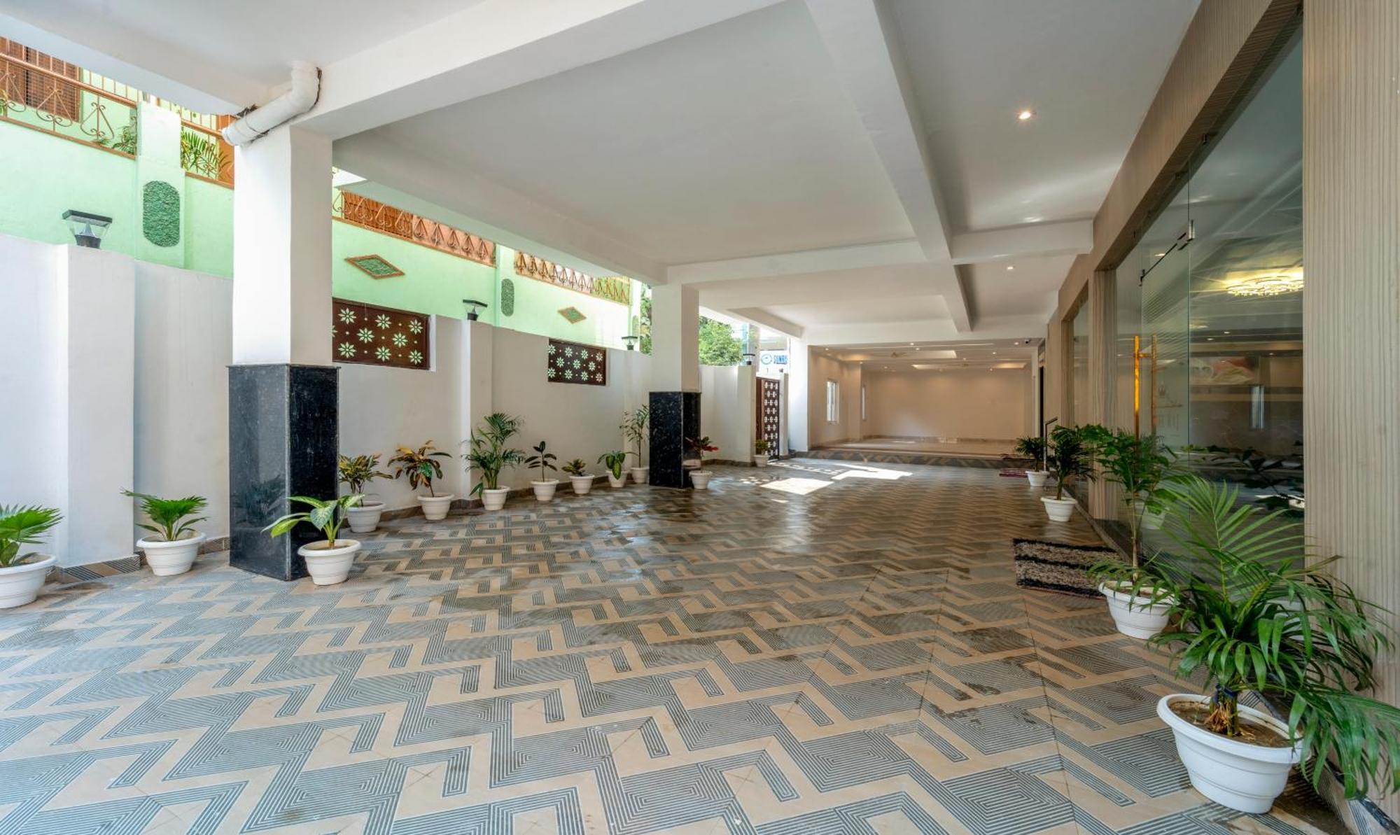 Treebo Raj Palace Bénarès Extérieur photo
